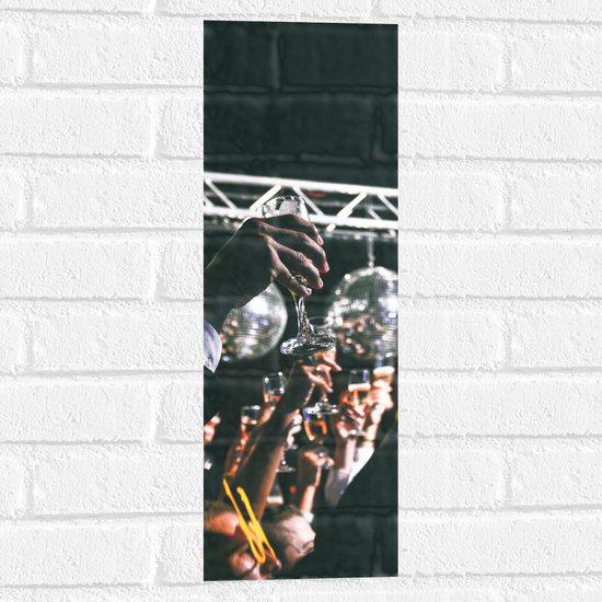 Foto: Muursticker proostend gezelschap op evenement 20x60 cm foto op muursticker