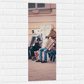 Muursticker - Twee Personen met Paarden Maskers Spelend op Accordeon - 30x90 cm Foto op Muursticker