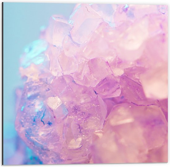 Dibond - Close-up van Paarse Kristal in Blauqwe Omgeving - 50x50 cm Foto op Aluminium (Met Ophangsysteem)
