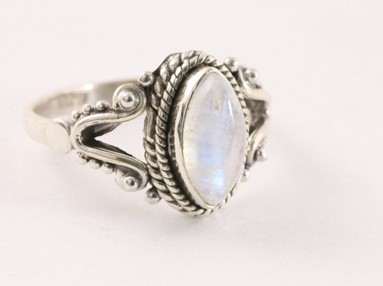 Fijn bewerkte zilveren ring met regenboog maansteen - maat 15.5