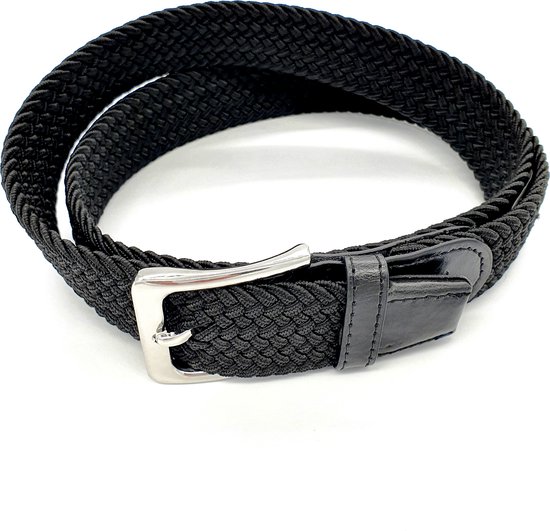 Zwarte gevlochten elastische riem met zilverkleurige gesp, opgerold.