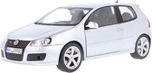 Het 1:18 Diecast-model van de Volkswagen Golf V GTI Pirelli uit 2007 in zilver. De fabrikant van het schaalmodel is Norev. Dit model is alleen online verkrijgbaar
