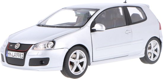 Het 1:18 Diecast-model van de Volkswagen Golf V GTI Pirelli uit 2007 in  zilver. De