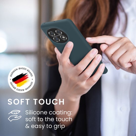 Vrouw houdt donkerblauw telefoonhoesje vast met "GERMAN-BASED BRAND" logo.