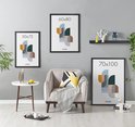 Trois cadres avec de l'art géométrique abstrait de différentes tailles (50x75, 60x80, 70x100 cm) présentés dans un salon.