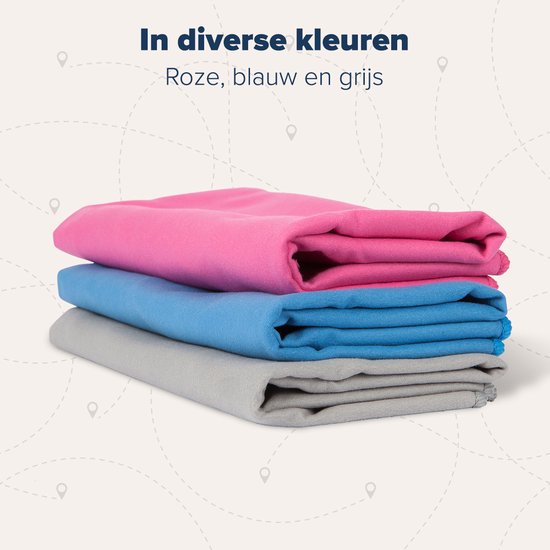 Gestapelde microvezelhanddoeken in roze, blauw en grijs.