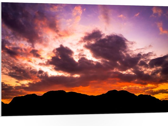 PVC Schuimplaat - Verdwenen Zon achter Bergen - 105x70 cm Foto op PVC Schuimplaat (Met Ophangsysteem)