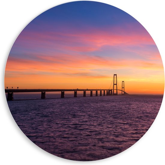 PVC Schuimplaat Muurcirkel - Uitzicht op De Grote Beltbrug tijdens Zonsondergang in Korsør, Denemarken - 80x80 cm Foto op Muurcirkel (met ophangsysteem)