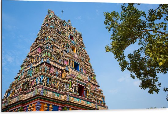 Dibond - Traditionele Kidangamparambu Sree Bhuvaneswari Tempel Vol met Kleurrijke Beelden - 105x70 cm Foto op Aluminium (Wanddecoratie van metaal)