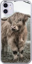 Geschikt voor iPhone 11 hoesje - Schotse hooglander - Natuur - Herfst - Dieren - Wild - Bos - Siliconen Telefoonhoesje