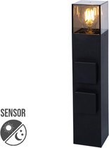 Buitenstopcontact op zuil - Buitenlamp met sensor dag en nacht - Sokkellamp Oslo - Geschikt voor E27 lamp - 40 cm hoog - IP44 waterdicht - 2 stopcontacten - Mat zwart