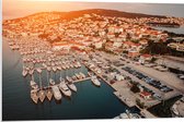 PVC Schuimplaat- Uitzicht op een Haven in Kroatië tijdens de Avondzon - 90x60 cm Foto op PVC Schuimplaat