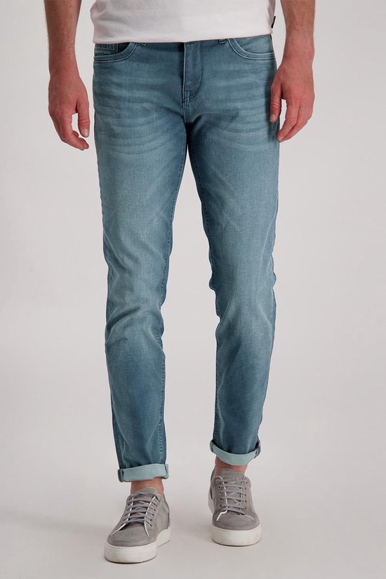 Mannen, slim fit jeans, lichtblauw met lichte wassing en omgeslagen broekspijpen.