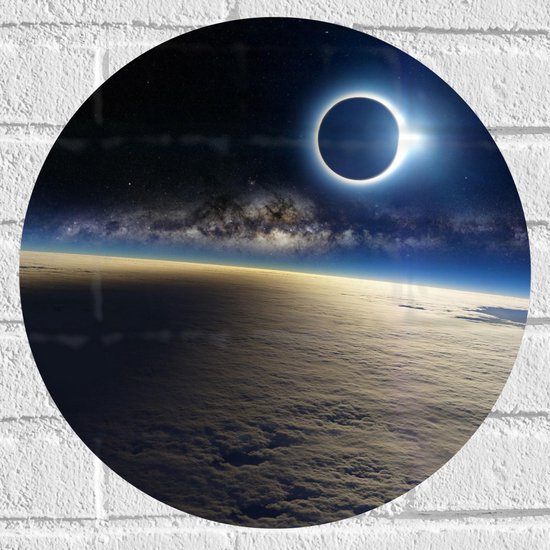Een totale zonsverduistering gezien vanaf de ruimte, met de aardse atmosfeer op de voorgrond.