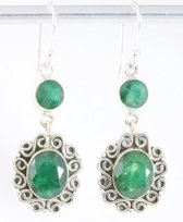 Lange bewerkte zilveren oorbellen met smaragd