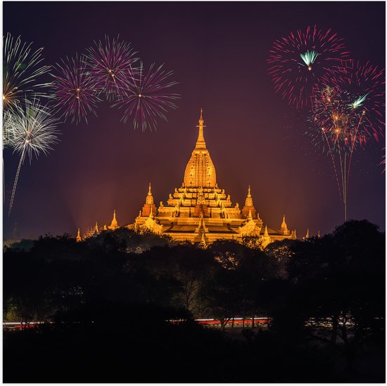 Poster (Mat) - Vuurwerkpijlen boven Verlichte Tempel - 50x50 cm Foto op Posterpapier met een Matte look