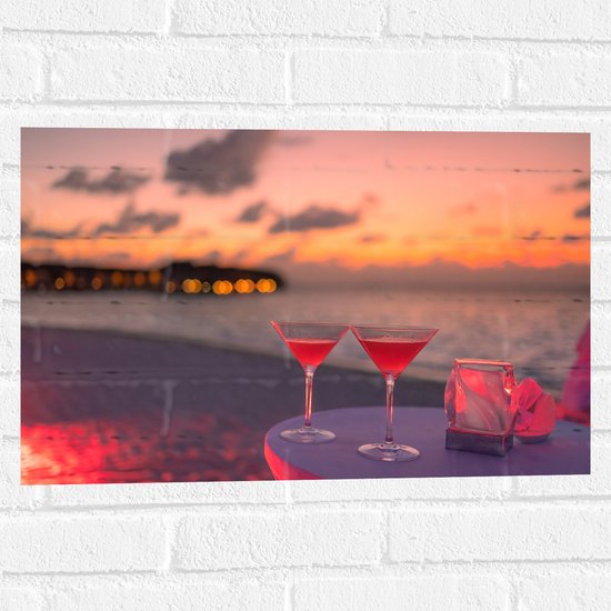 Muursticker - Tafeltje op het Strand met Cocktails in de Avond - 60x40 cm Foto op Muursticker