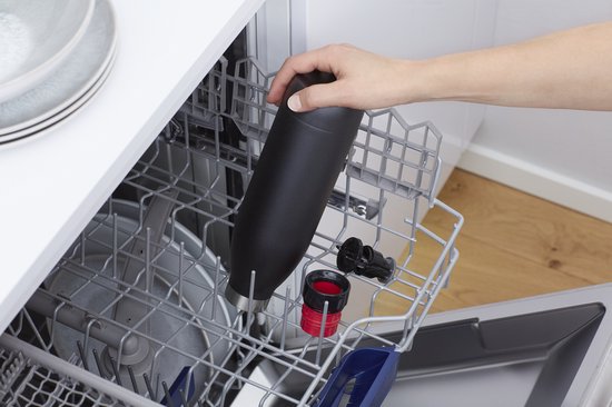 Hand plaatst een zwarte Tefal Bludrop thermosfles in de vaatwasser, naast de losse onderdelen.