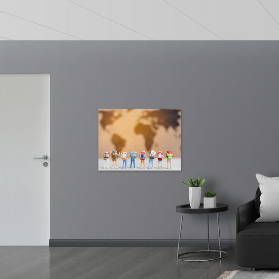 Poster (Mat) - Groepje Miniatuurpoppetjes kijkend naar Wereldkaart - 100x75 cm Foto op Posterpapier met een Matte look
