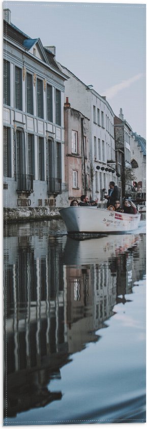 Vlag - Gebouwen aan het Water met Boot - 20x60 cm Foto op Polyester Vlag