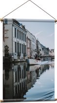 Textielposter - Gebouwen aan het Water met Boot - 60x90 cm Foto op Textiel
