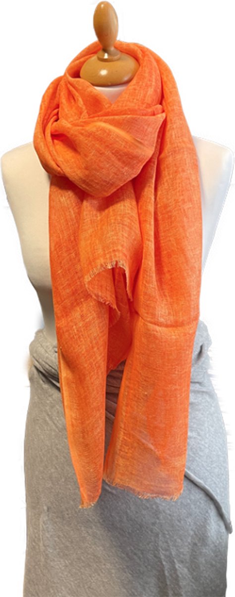 Zacht aanvoelende 100% linnen shawl, handloom, stonewashed, van het merk Highfield Oranje