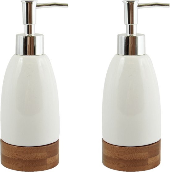 Twee witte keramieken zeeppompdispensers met zilverkleurige pompen en houten bases.