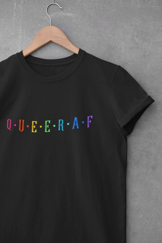 Chemise - Queer AF - Wurban Wear | Chemise drôle | Pride | T-shirt unisexe | Drapeau de Pride | Drapeau arc-en-ciel | LGBTQ | Maquillage | Gay | Amour | Blanc