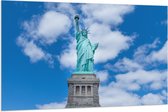 WallClassics - Vlag - Vooraanzicht van Vrijheidsbeeld onder Schapenwolken - 150x100 cm Foto op Polyester Vlag