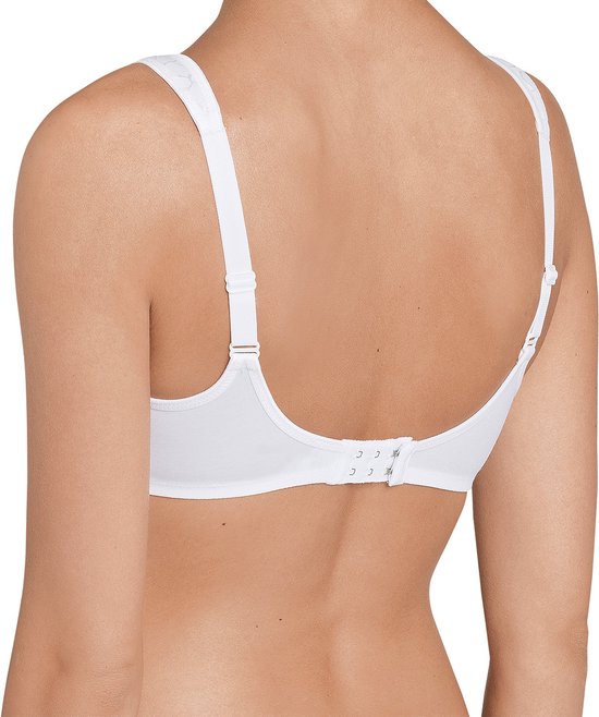 Achterkant van een witte Triumph Elegant Cotton N beha op een model, met haaksluiting en verstelbare bandjes.