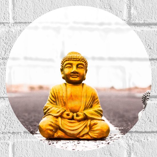 Muursticker Cirkel - Gouden en Zilveren Miniatuur Buddha_s op Asfalt weg - 30x30 cm Foto op Muursticker