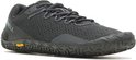 Zwarte Merrell sportschoen, schuin van voren gezien. Mesh bovenwerk en Vibram zool.