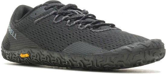 Zwarte Merrell sportschoen, schuin van voren gezien. Mesh bovenwerk en Vibram zool.