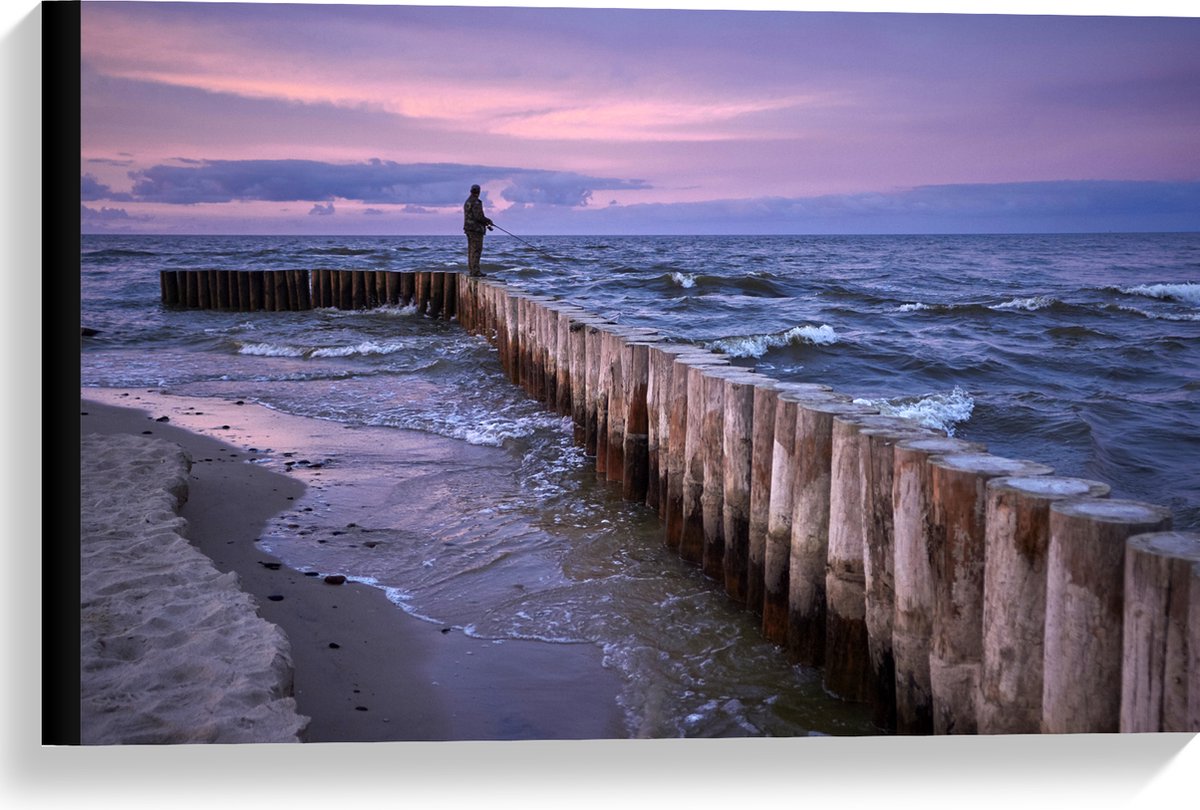 Canvas - Man op Palen in de Wilde Zee tijdens het Vissen - 60x40 cm Foto op Canvas Schilde