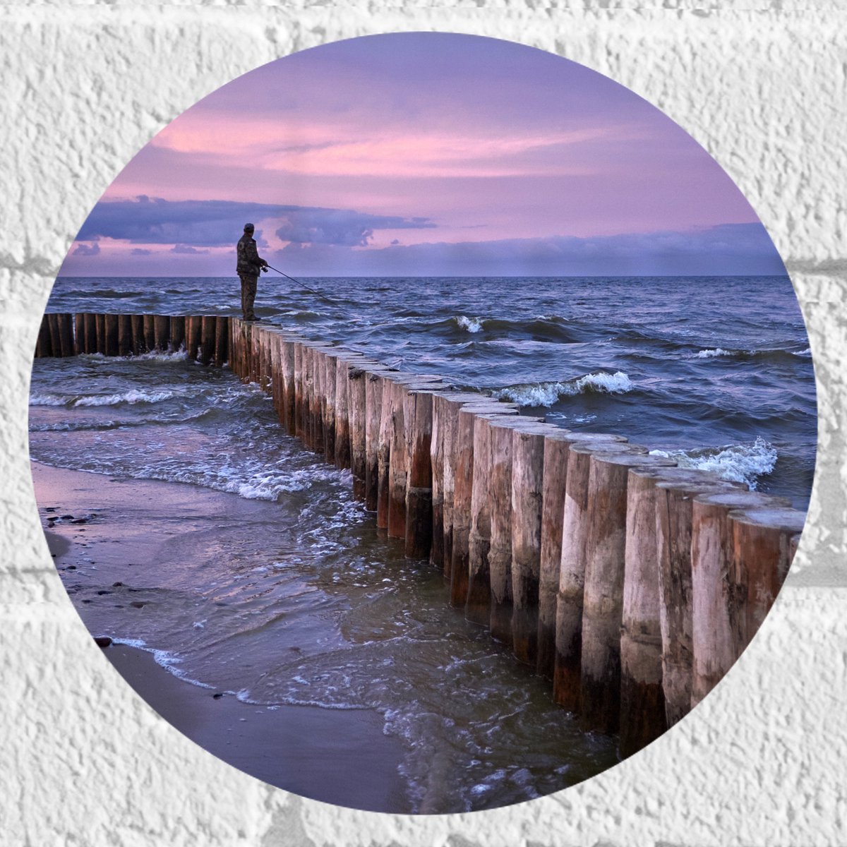 Muursticker Cirkel - Man op Palen in de Wilde Zee tijdens het Vissen - 20x20 cm Foto op Mu