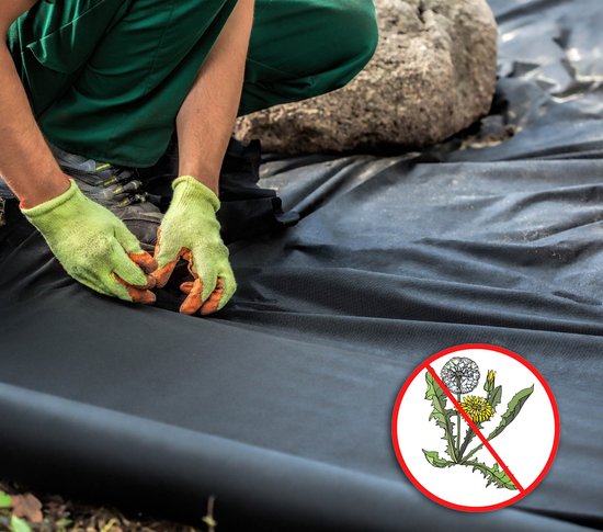 Des mains gantées posent une toile paysagère noire, avec un symbole d'interdiction des mauvaises herbes.