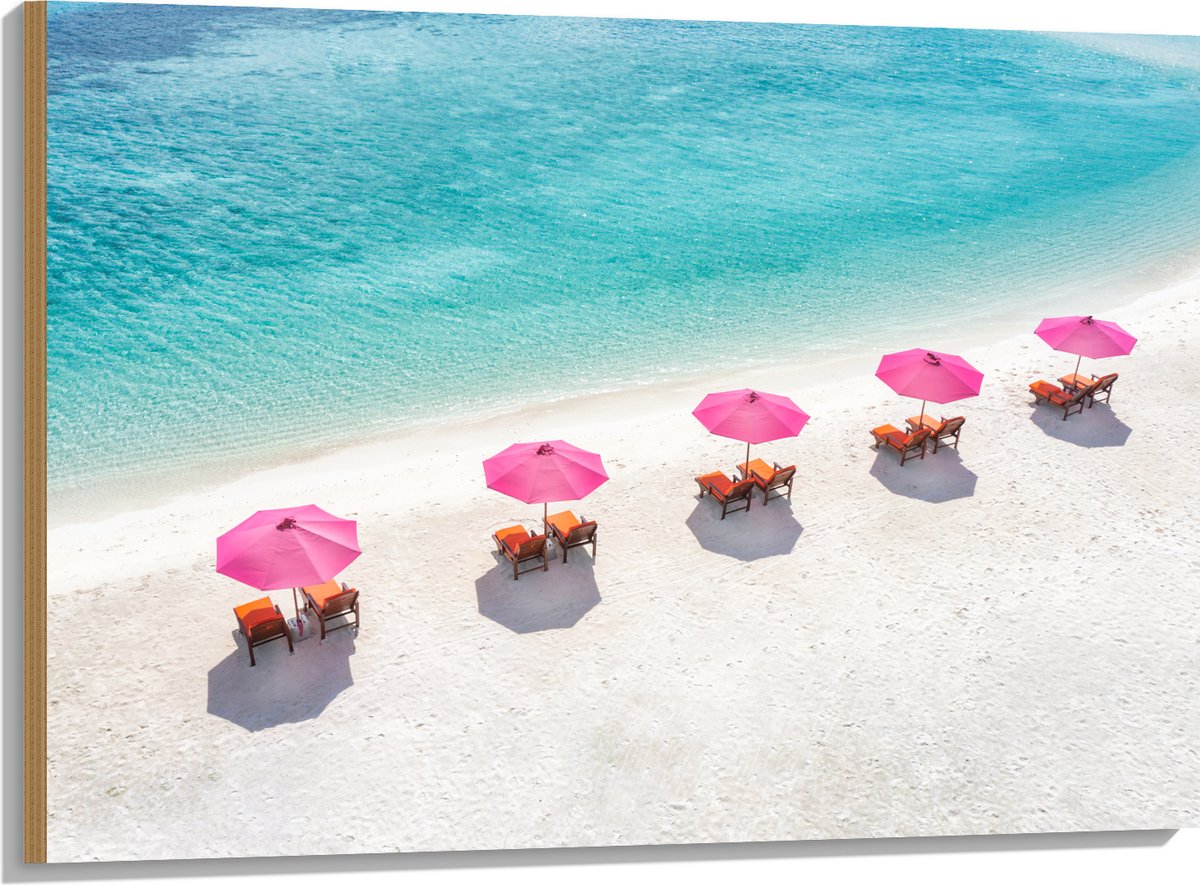 Hout - Ligbedden onder Roze Parasols op het Witte Strand bij Blauwe Oceaan - 100x75 cm - 9 mm dik - Foto op Hout (Met Ophangsysteem)