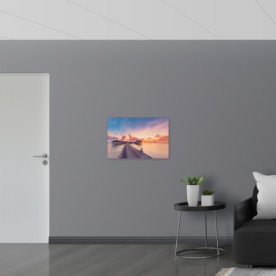 Poster Glanzend – Vlonder naar Luxe Resorts op de Maledieven tijdens Avondzon - 75x50 cm Foto op Posterpapier met Glanzende Afwerking