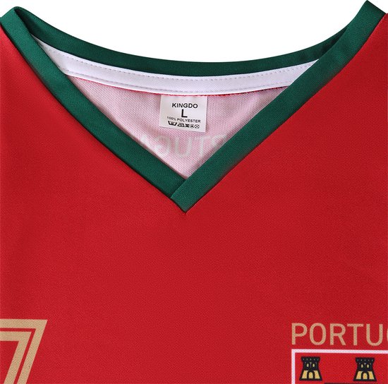 Portugal voetbalshirt: rode kraag met groen detail, Kingdo label, maat L, 100% polyester.