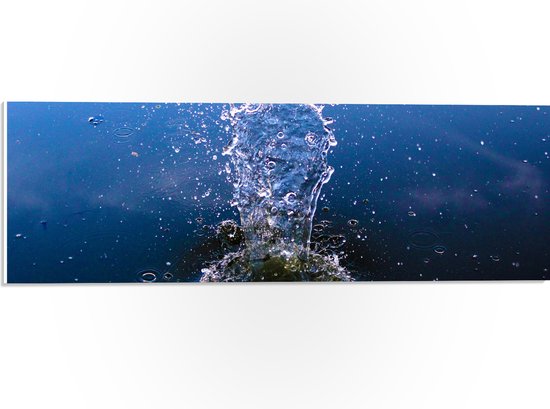 PVC Schuimplaat- Water dat Omhoog Vliegt Nadat er Iets in is Gevallen - 60x20 cm Foto op PVC Schuimplaat