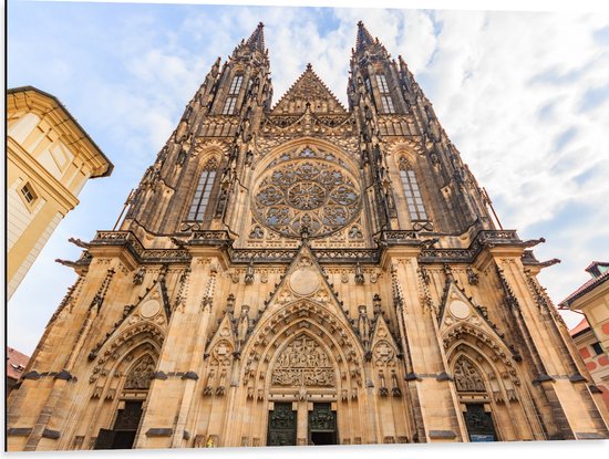 Dibond - Vooraanzicht van de Kathedraal van Praag onder Sluierbewolking - 80x60 cm Foto op Aluminium (Wanddecoratie van metaal)