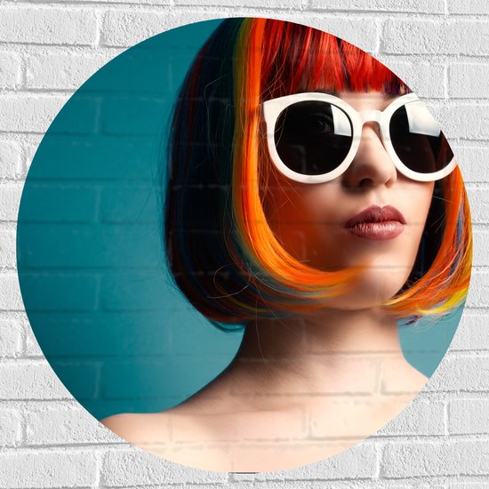 Muursticker Cirkel - Vrouw met Kleurrijk Haar en Witte Ronde Zonnebril tegen Blauwe Achtergrond - 80x80 cm Foto op Muursticker