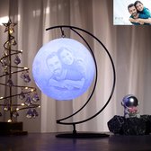 Gepersonaliseerde Eigen Foto Maanlamp 3D met Ophangbeugel en Tekst - 15cm - 3 kleuren - Tafellamp - Maanlamp - Gepersonaliseerde Cadeau - Rouw Geschenk - Aandenken - Moonlight - Moederdag - Vaderdag - Kerstcadeau - Valentijn