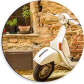 Dibond Muurcirkel - Witte Vespa geparkeerd bij Traditioneel Italiaans Huis - 30x30 cm Foto op Aluminium Muurcirkel (met ophangsysteem)