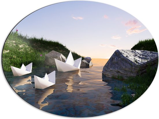 Dibond Ovaal - Witte Papieren Origami Bootjes Drijvend op Sloot in Grasveld - 68x51 cm Foto op Ovaal (Met Ophangsysteem)