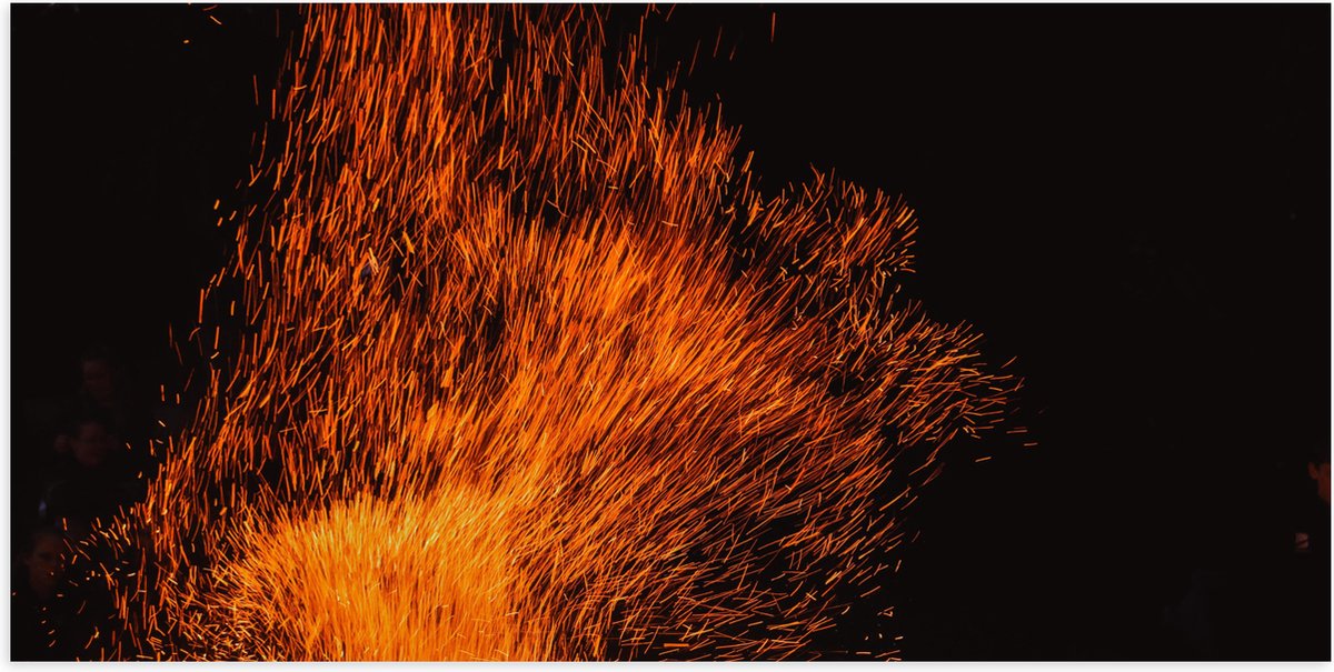 Poster (Mat) - Oranje Spetters van Vuurkorf - 100x50 cm Foto op Posterpapier met een Matte
