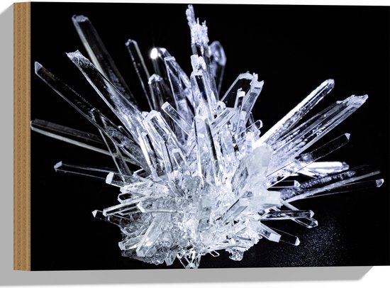 Hout - Witte Kristal in Donkere Omgeving - 40x30 cm - 9 mm dik - Foto op Hout (Met Ophangsysteem)