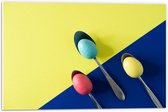 PVC Schuimplaat - Gekleurde Eieren op Lepels op Blauwe en Gele Vakken - 60x40 cm Foto op PVC Schuimplaat (Met Ophangsysteem)