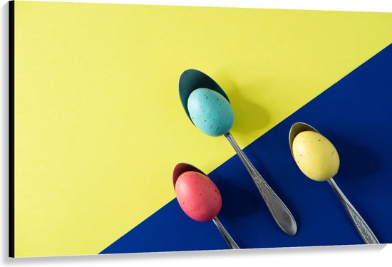 Canvas - Gekleurde Eieren op Lepels op Blauwe en Gele Vakken - 150x100 cm Foto op Canvas Schilderij (Wanddecoratie op Canvas)