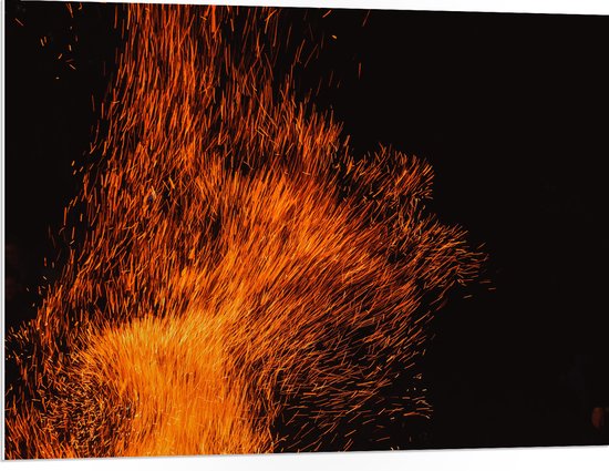 PVC Schuimplaat - Oranje Spetters van Vuurkorf - 100x75 cm Foto op PVC Schuimplaat (Met Ophangsysteem)